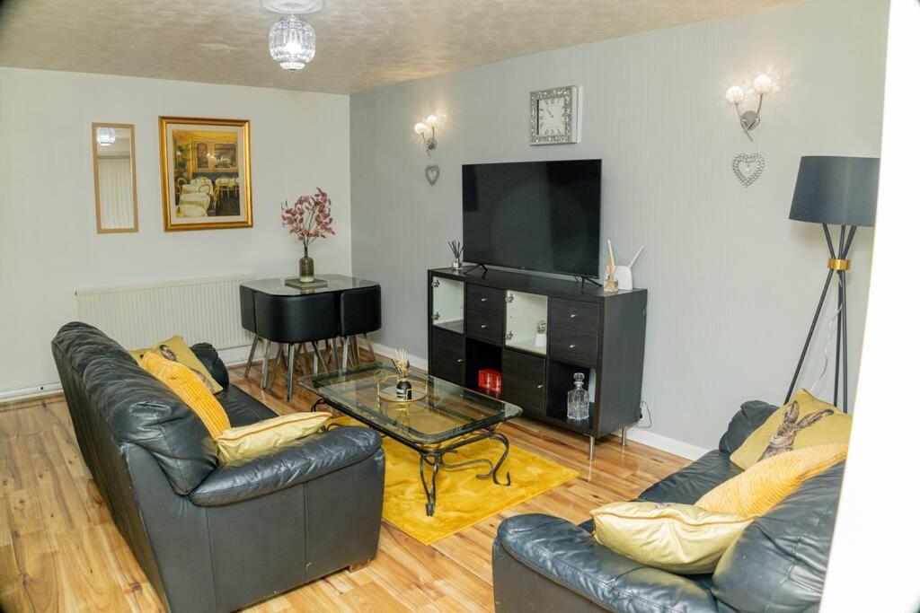 Apartment Charming 2-bedroom In *